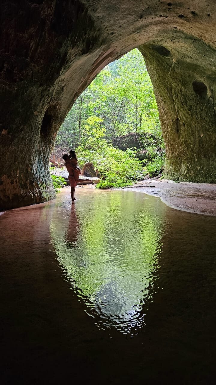 Visitante contemplando uma caverna alagada na Amazônia