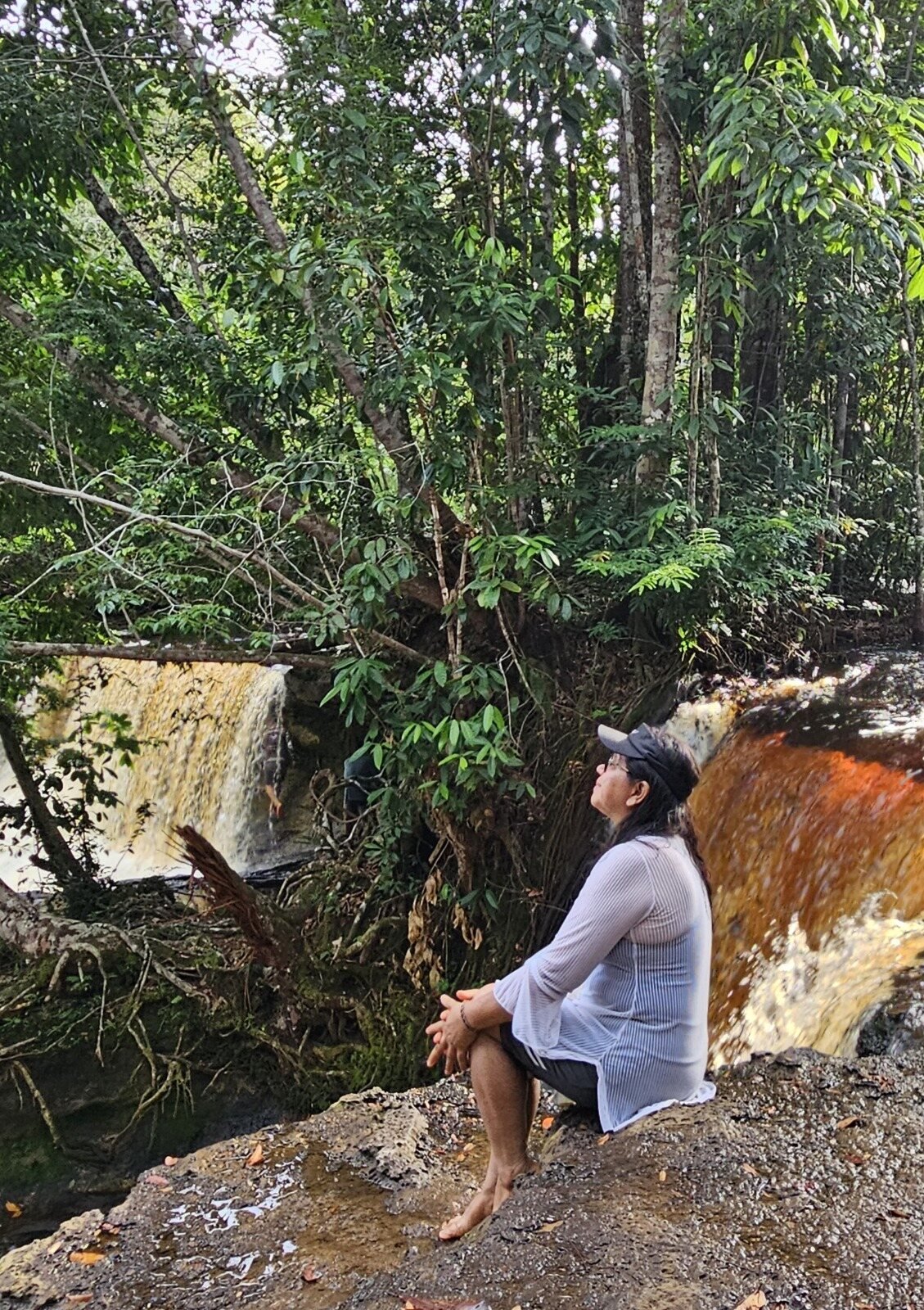 Queda d'água em meio à floresta de Presidente Figueiredo